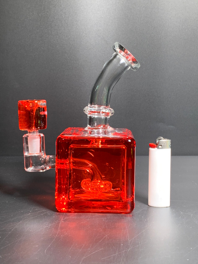 VIVA LA HEMP ‘HAPPY MOOD’ THC DIAMOND PRE ROLLS stands out with fine details and durable glass quality.